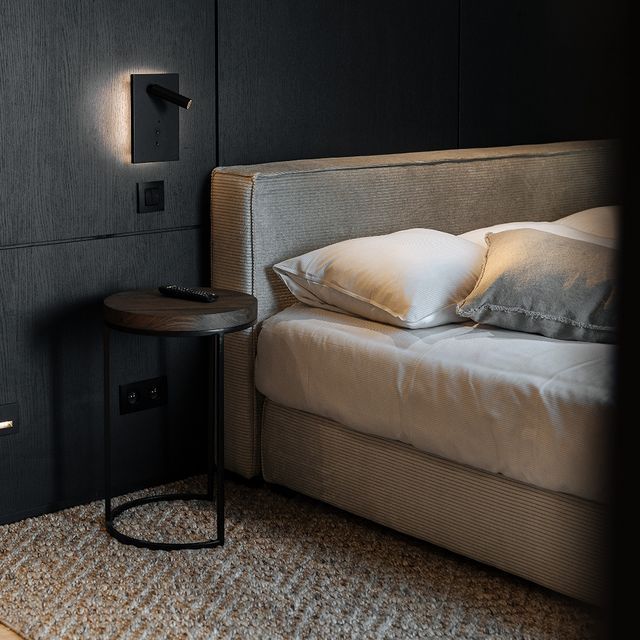 Turn towards dark accents. The minimal & sleek design of this bedroom at Hotel Cosmopolite enhances the luxurious characteristics of darker tones. ⁠
⁠
⁠
#scapa #scapahome #escapetheordinary #furniture #belgiandesign #interior #interiordesign #designer #styling #project #projectstyling #hotel #hotelcosmopolite #nieuwpoort @hotelcosmopolite