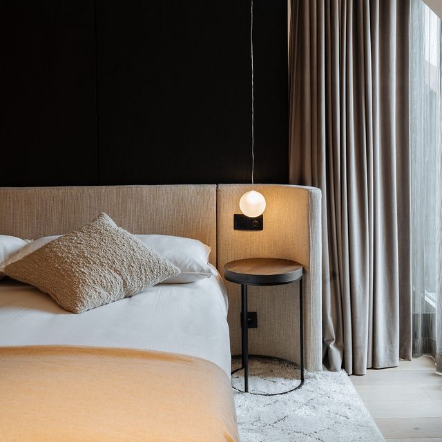 Textures & materials. By blending together natural materials we wanted to highlight the organic look & feel throughout this Hotel Cosmopolite suite.⁠
⁠
⁠
#scapa #scapahome #escapetheordinary #furniture #belgiandesign #interior #interiordesign #designer #styling #project #projectstyling #hotel #hotelcosmopolite #nieuwpoort @hotelcosmopolite
